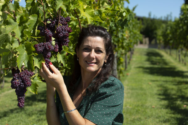 Monica Azzoni tra i filari di uva Termarina
