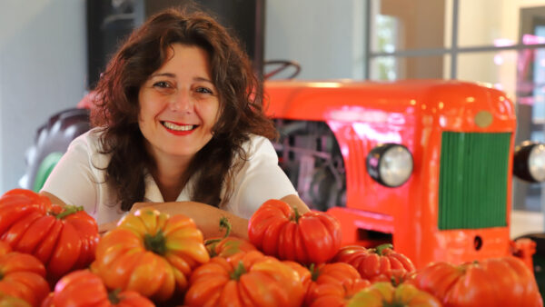 Monica Azzoni con il pomodoro Ricco fresco appena raccolto
