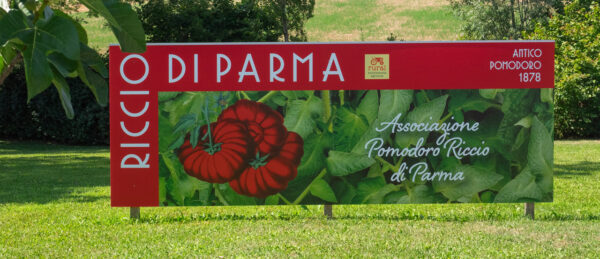 Cartello dell'Associazione del Pomodoro Riccio presso la sede a Traversetolo